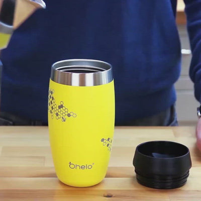 Video showing how to use Ohelo 100% leakproof travel mug - demonstrating sip lid and leak proof feature